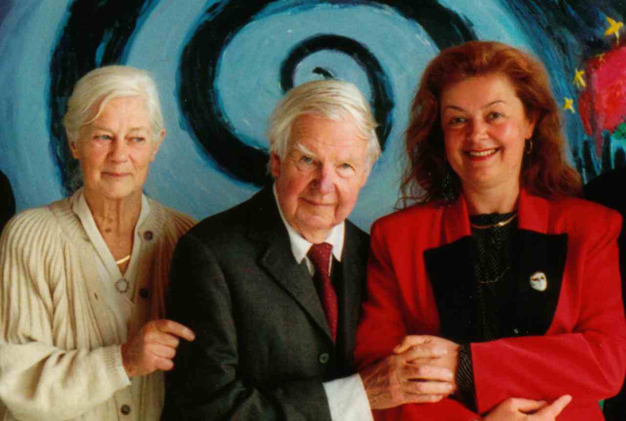 PHOTO: Arthur Boyd (centre), Yvonne Boyd (left), Aniela Kos (right) in Galeria Aniela (1997)